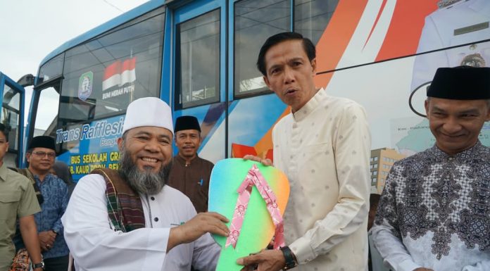 Gubernur Serahkan Bus Sekolah Gratis untuk Kaur, Dorong Akses dan Keselamatan Pelajar