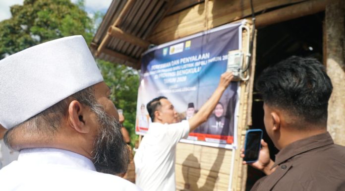 Di Rumah Berdinding Kayu Itu, Senyum Ibu Sundari Kembali Menyala