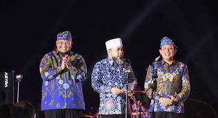 Gubernur Bengkulu Helmi Hasan Bersama dengan Walikota Bengkulu Dedy Wahyudi dan Wakil Walikota Roni PL. Tobing dalam acara Karnaval Batik Internasional 2026