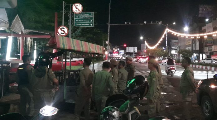 PKL DI DAERAH MILIK JALAN SOEPRAPTO PINDAHKAN DAGANGAN USAI DITERTIBKAN SATPOL PP KOTA BENGKULU